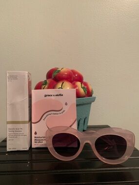 New box of Grace & Stella eye masks & sunnies bundle